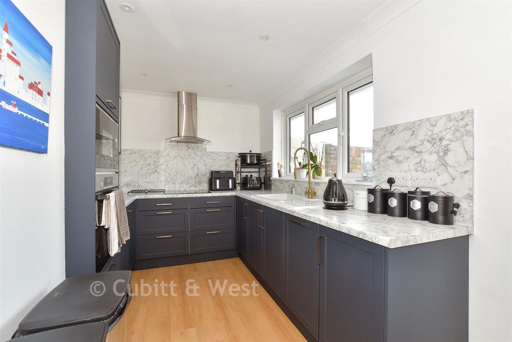 Property photo 3 of 10 Kitchen/Dining Room