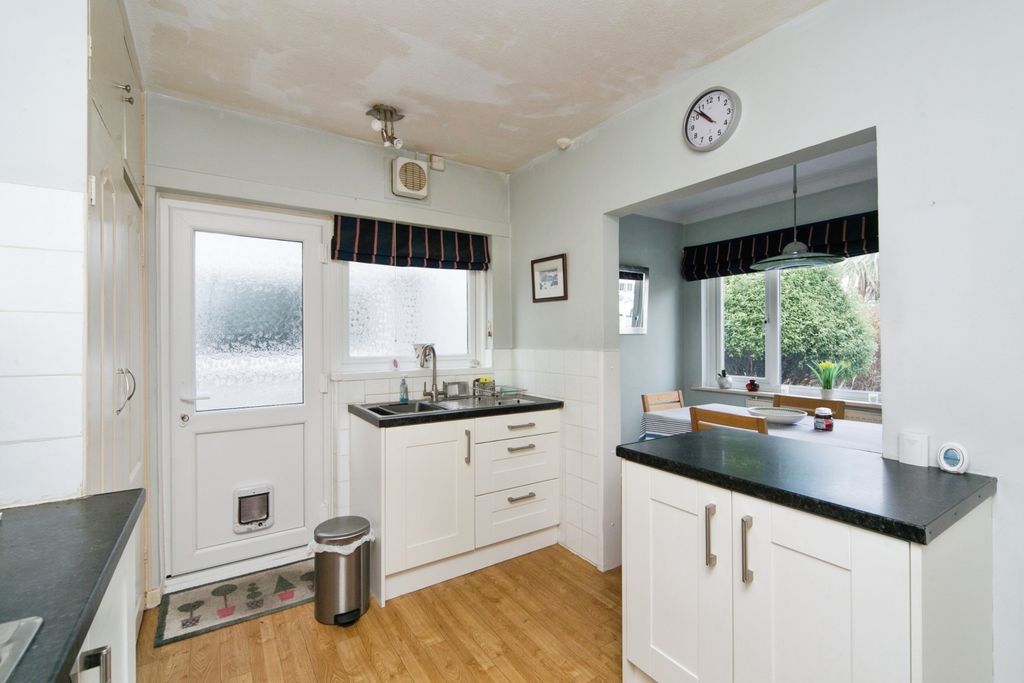 Property photo 3 of 17 Kitchen