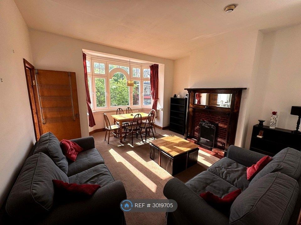 Property photo 1 of 10 Living Room