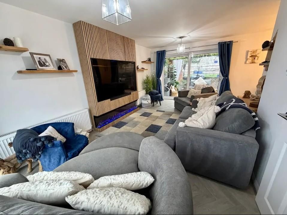 Property photo 2 of 17 Living Room