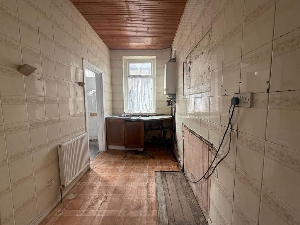 Property photo 3 of 7 Kitchen