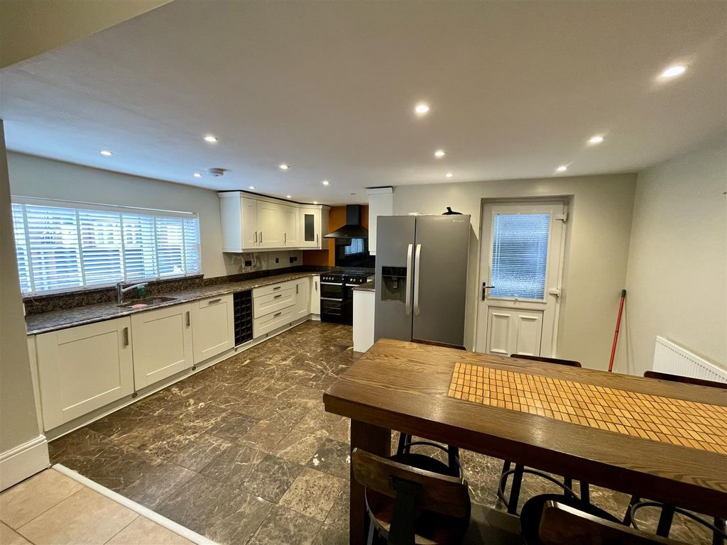 Property photo 3 of 20 Kitchen Area