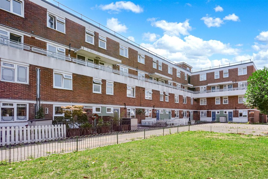 Property photo 1 of 16 Fellows Court