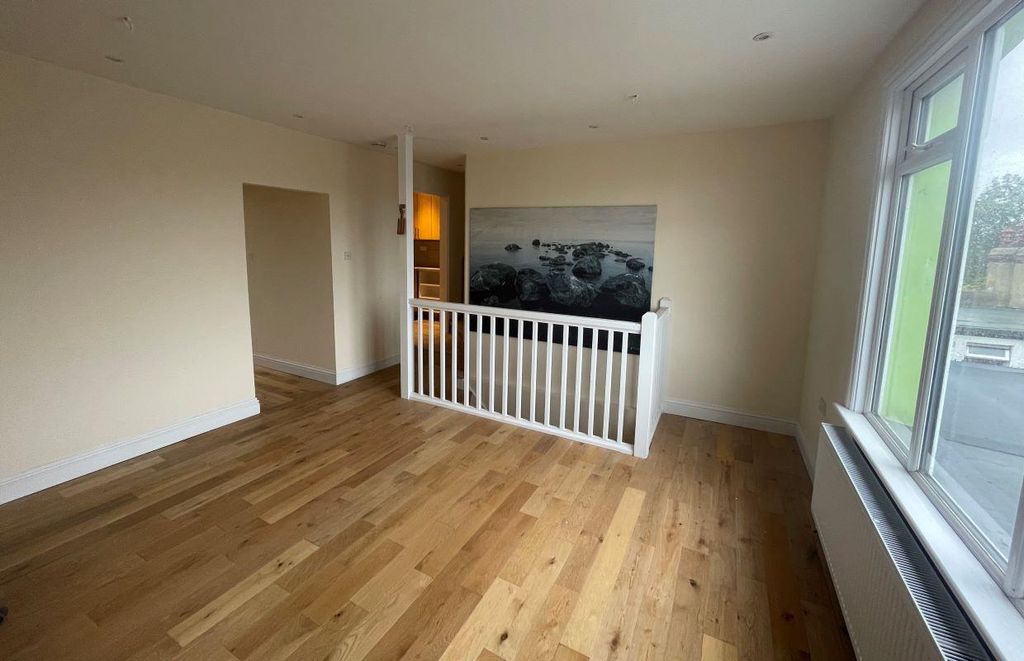 Property photo 2 of 6 1453913_Web_Medium.Jpg