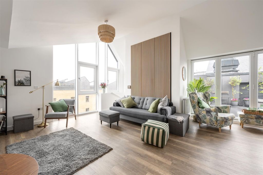 Property photo 1 of 42 Collendale Road, E17