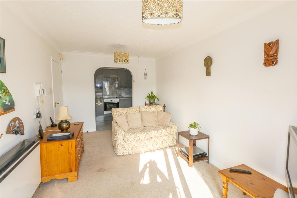Property photo 3 of 18 Grosvenor Court-06.Jpg