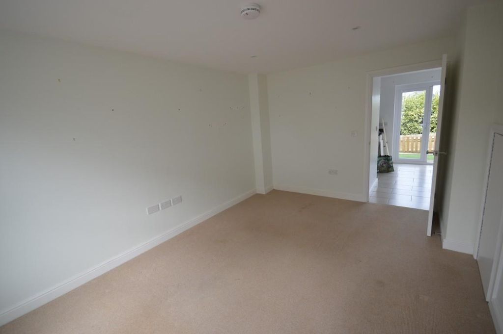 Property photo 3 of 13 Dsc_0018 (Medium).Jpg