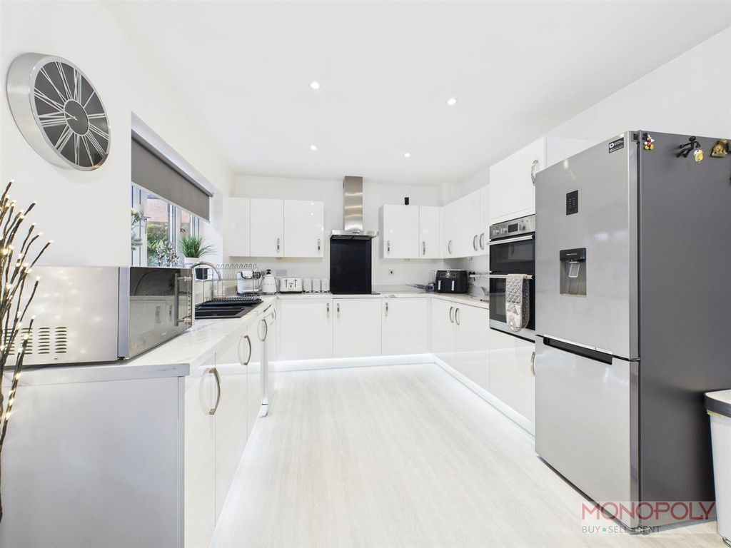 Property photo 3 of 30 Cam04439G0-Pr0208-Still008.Jpg