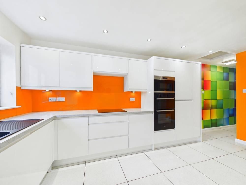 Property photo 2 of 10 Kitchen