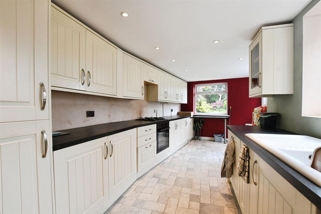 Property photo 3 of 14 Fitted Kitchen