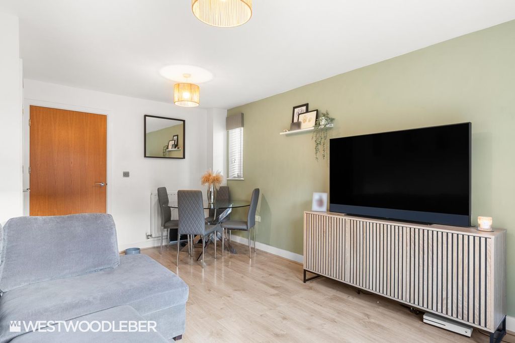 Property photo 2 of 18 Cornwellclose_13.Jpg