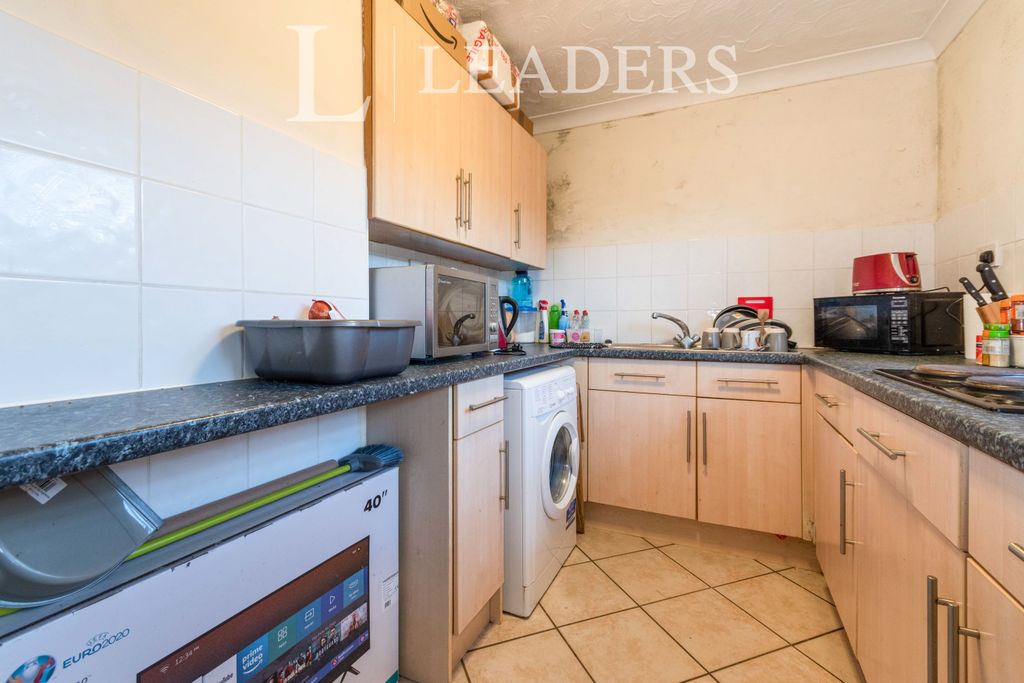 Property photo 3 of 8 Kit