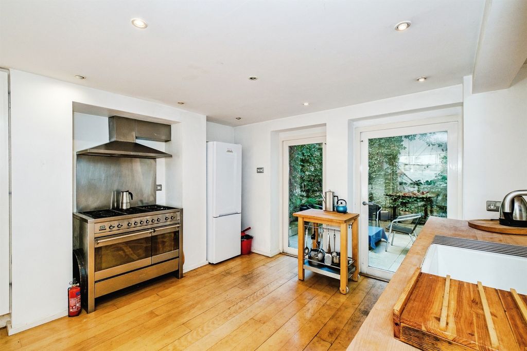 Property photo 3 of 24