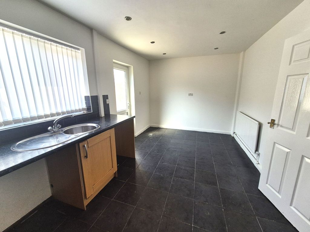 Property photo 3 of 12 Kitchen Diner