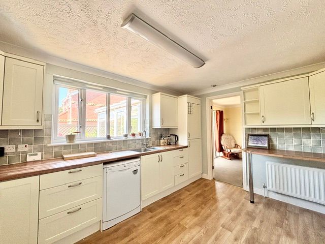 Property photo 3 of 19 Kitchen