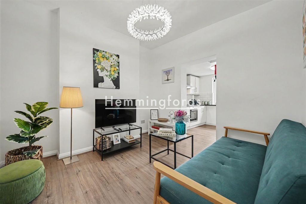 Property photo 2 of 27 253B Royal College Street Nw1 9Lu-6.Jpg