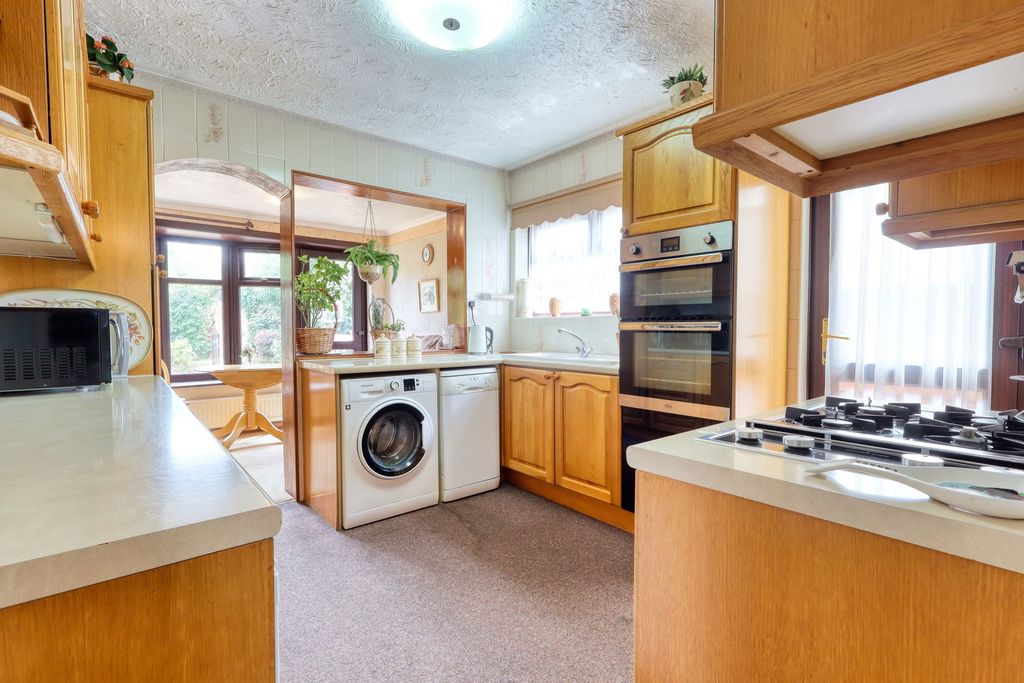Property photo 2 of 28