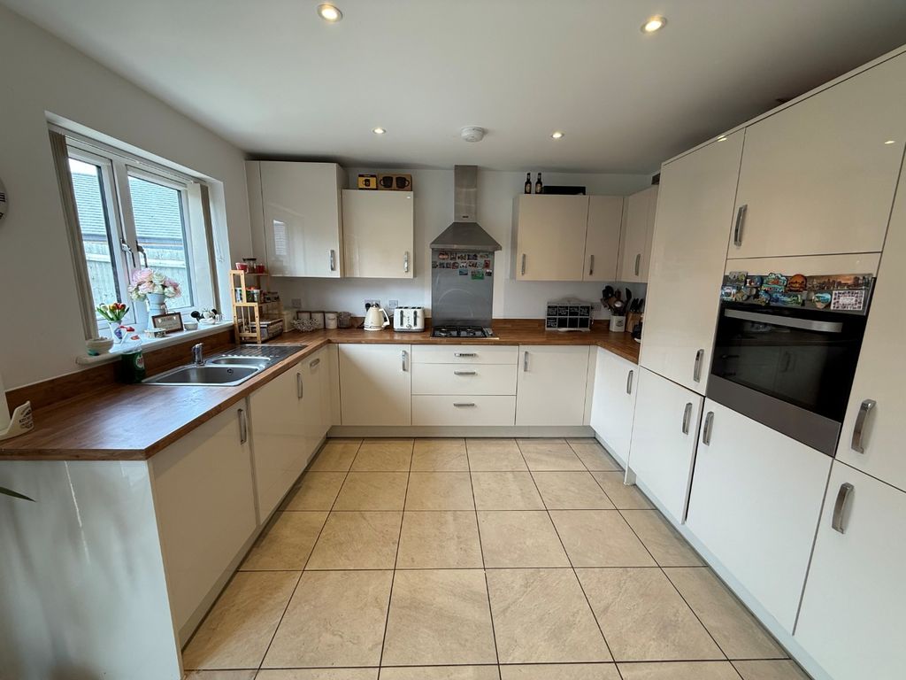 Property photo 3 of 10 4063637