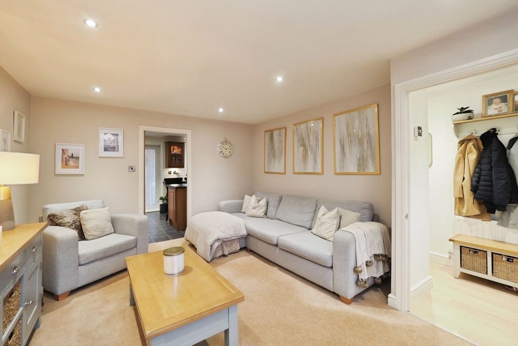 Property photo 2 of 16 Lounge