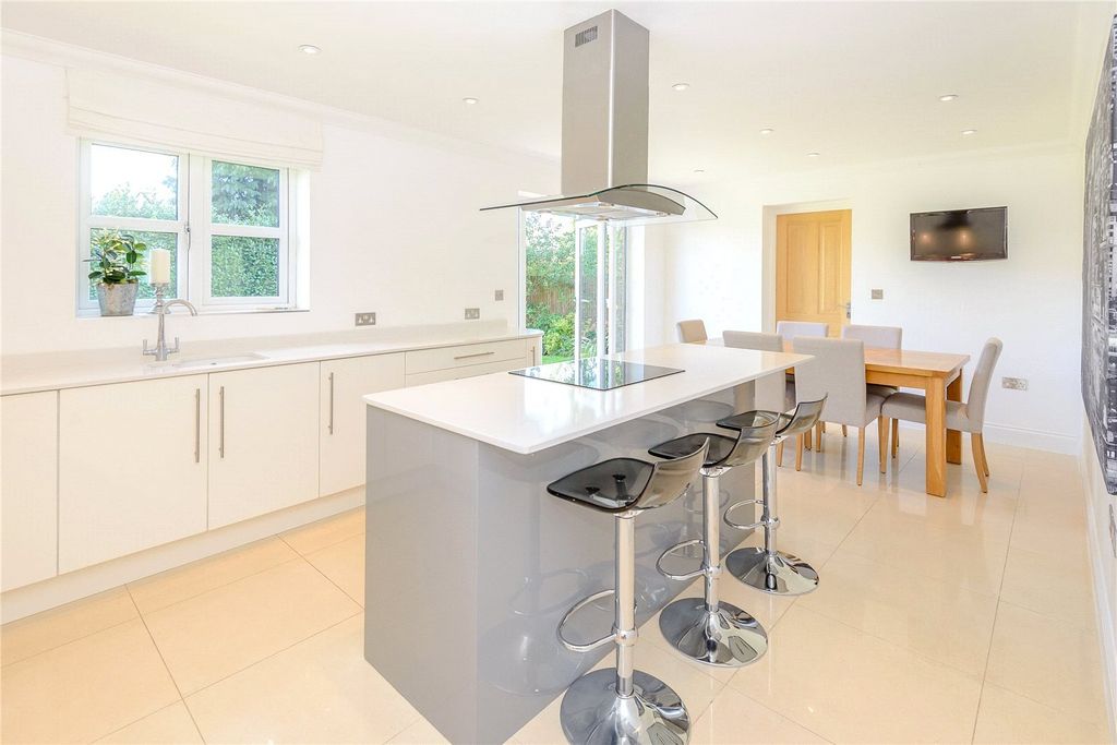 Property photo 3 of 15 Kitchen Breakfast