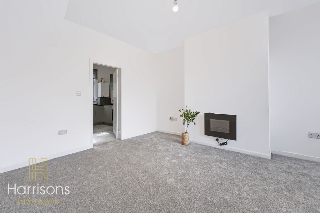 Property photo 2 of 16 5590056