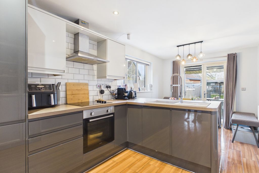 Property photo 3 of 18 Ewemove Spalding - Penny Gate - Kitchen Diner