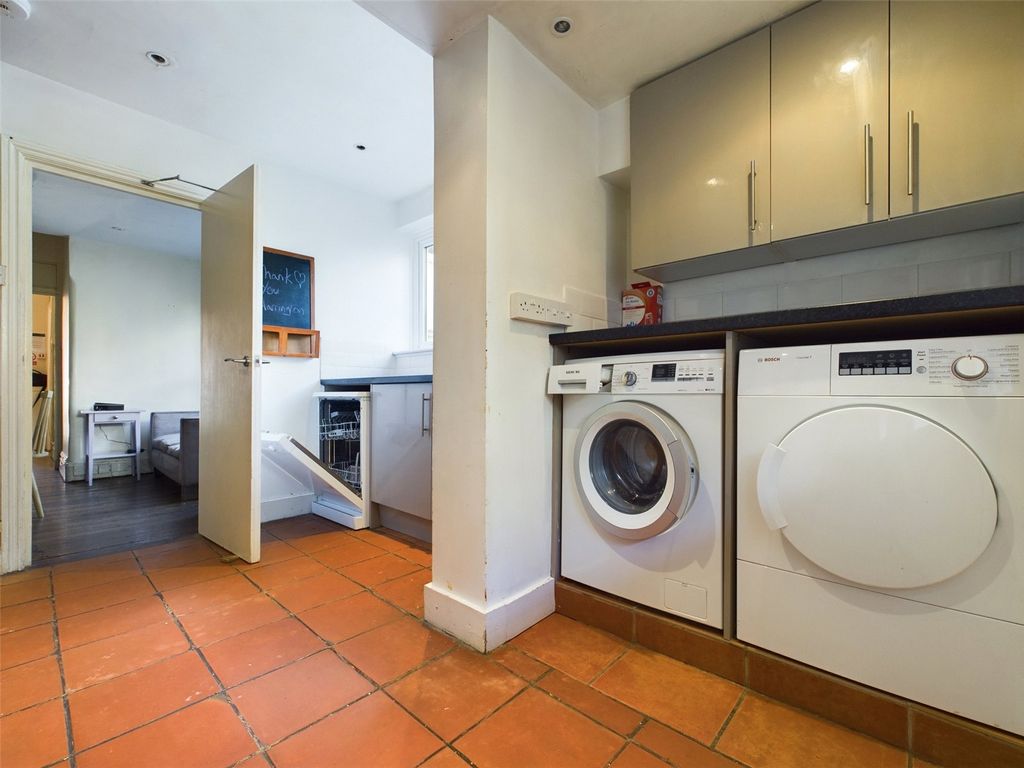 Property photo 3 of 19 Kitchen