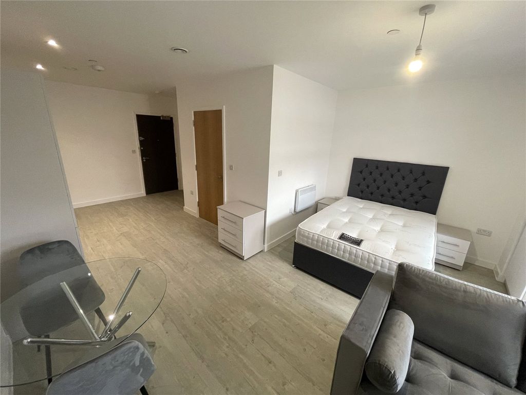 Property photo 2 of 6 Bedroom/Lounge