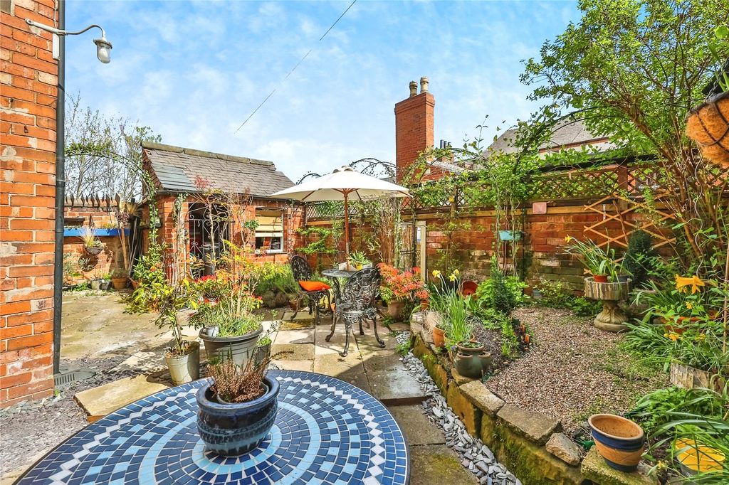 Property photo 2 of 12 Garden