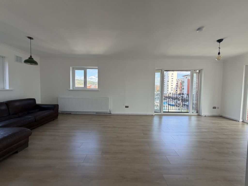 Property photo 1 of 17 Living Room