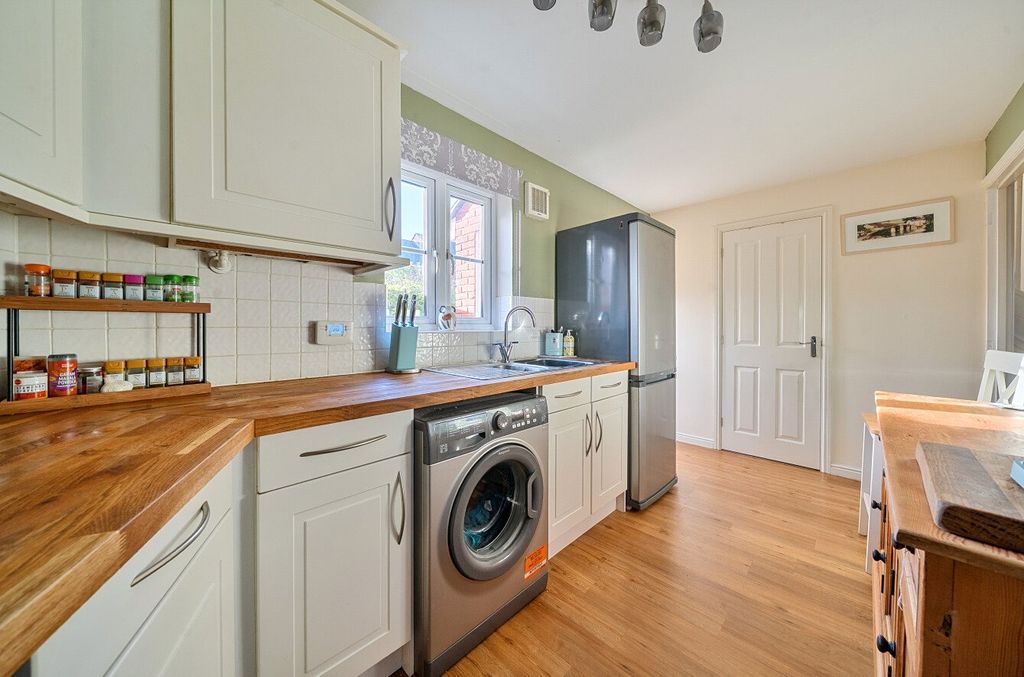 Property photo 3 of 11 Kitchen