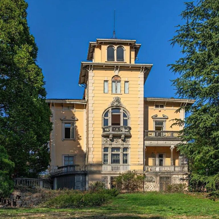 Property photo 1 of 13 Charming Villa In Cadegliano-Viconago, Lombardy