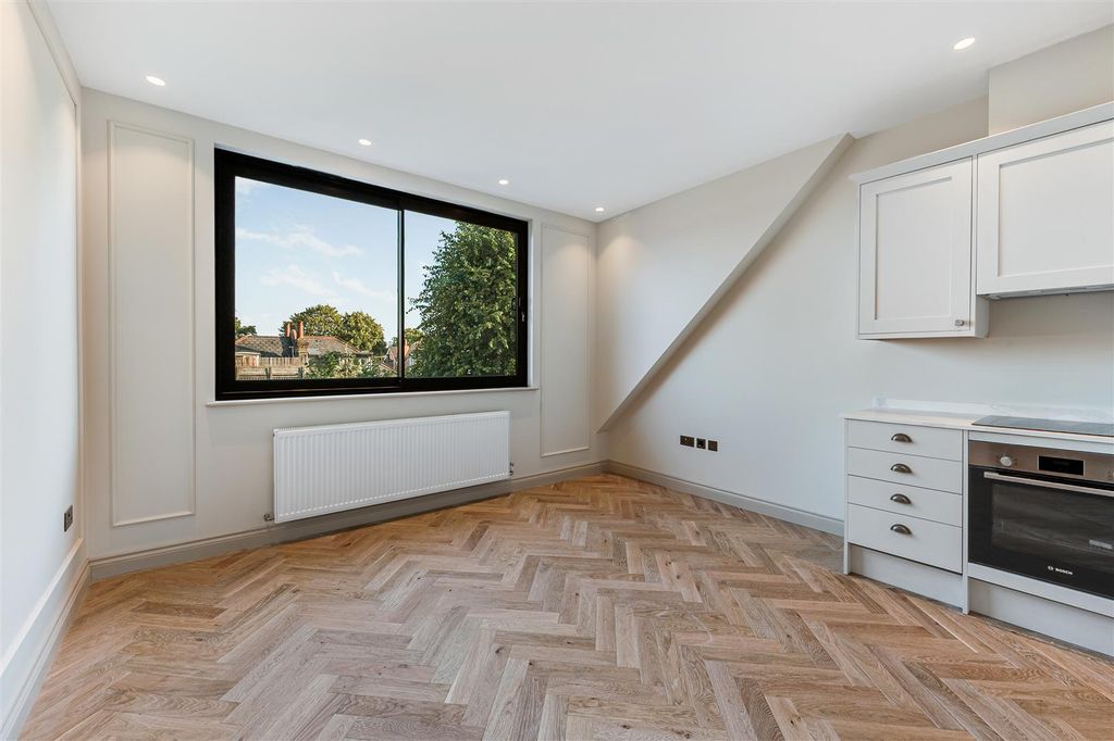 Property photo 2 of 9 F6, 32 Creffield Road (1).Jpg