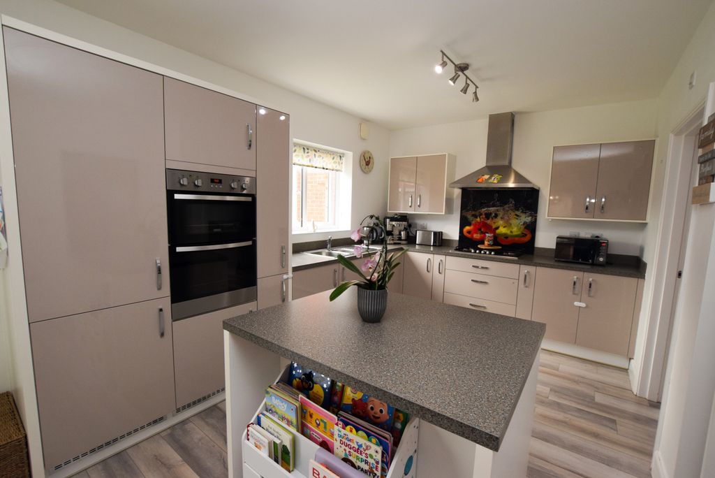 Property photo 2 of 21