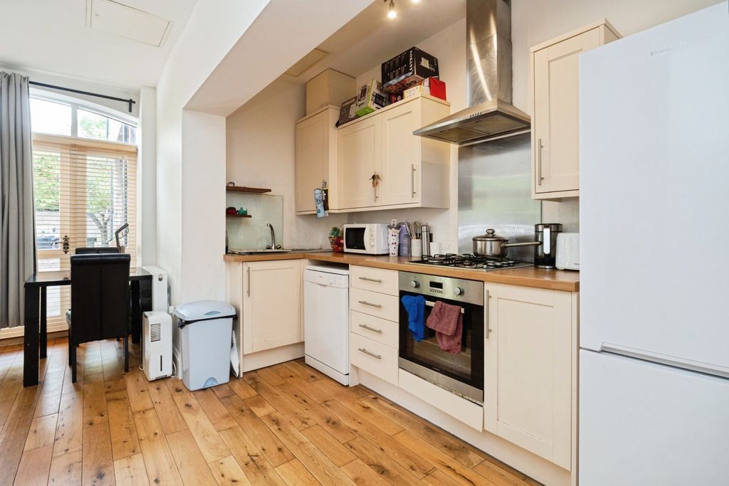 Property photo 3 of 17 Kitchen