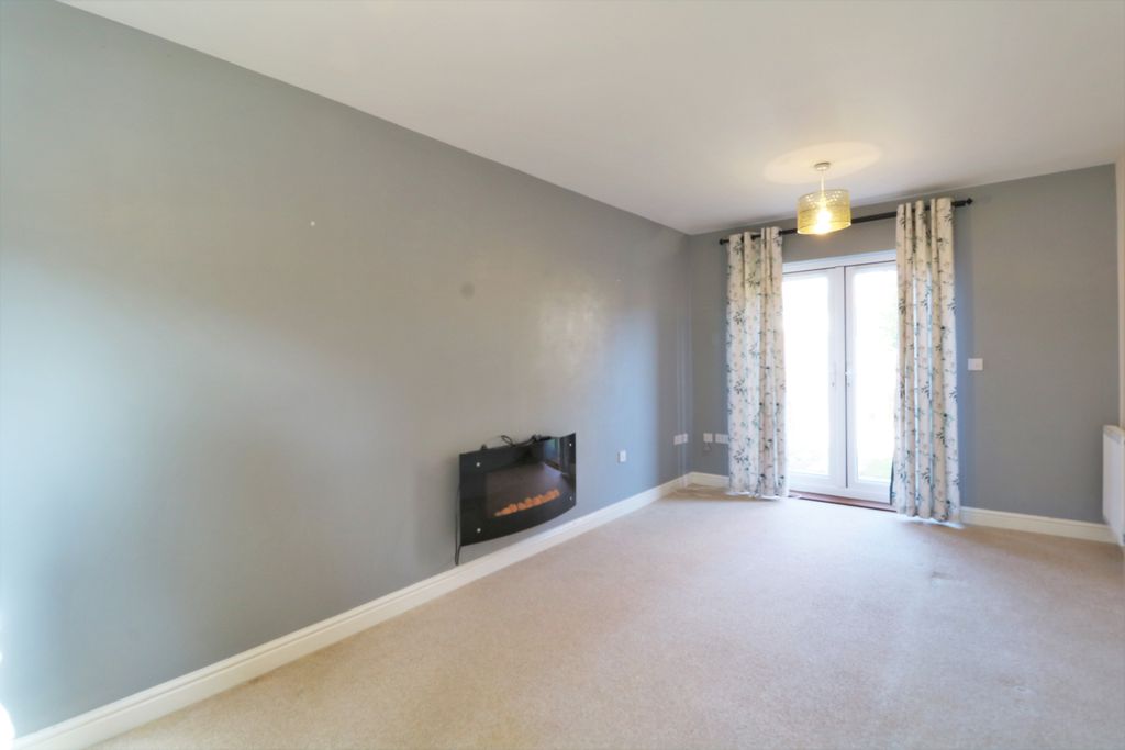 Property photo 3 of 12 Livingroom