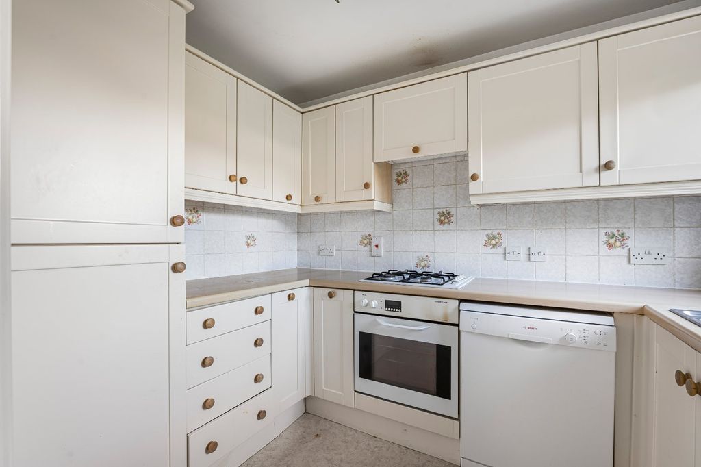 Property photo 3 of 11 Kitchen