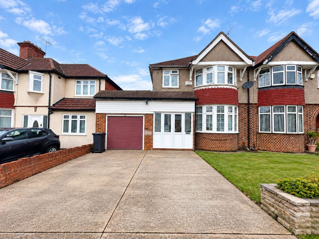Property photo 1 of 4 3 Bed Semi-Detached House For Sale Blossom Waye, Hounslow Tw5