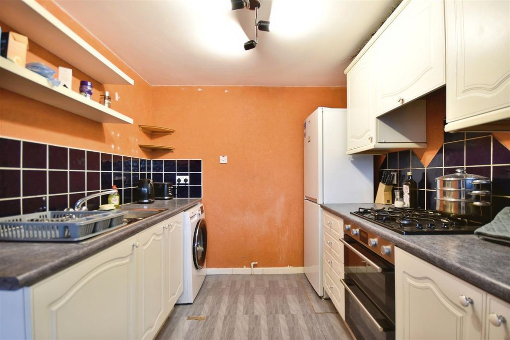 2 bed maisonette for saleDistillery Walk, Brentford TW8 photo 4