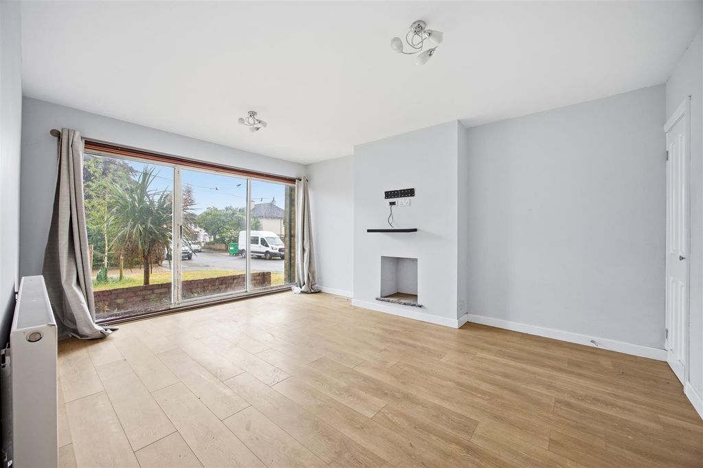Property photo 2 of 11 Living/ Dining Room