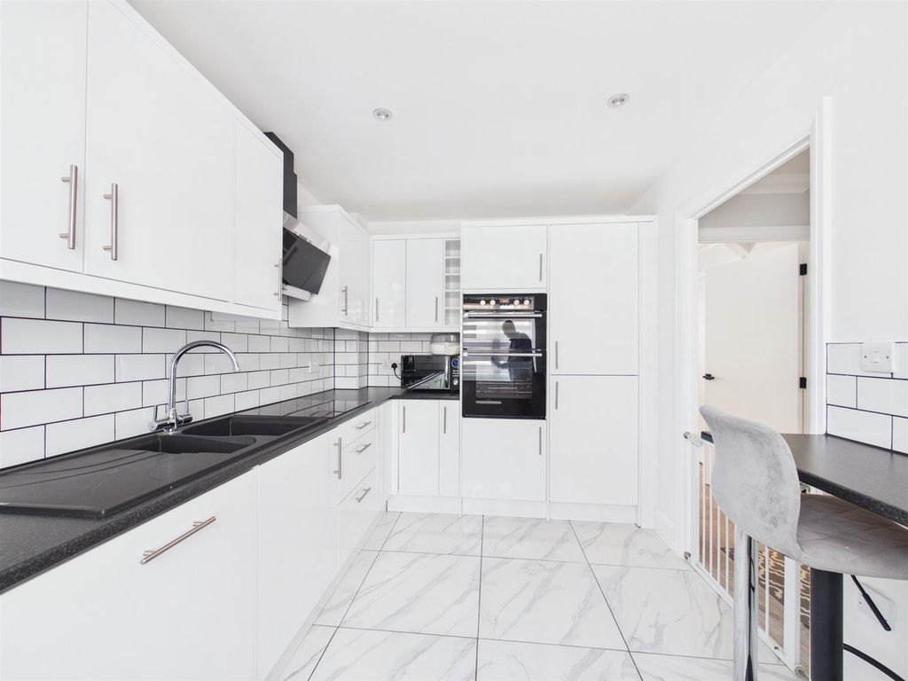 Property photo 3 of 18 Cam01563G0-Pr0273-Still010.Jpg
