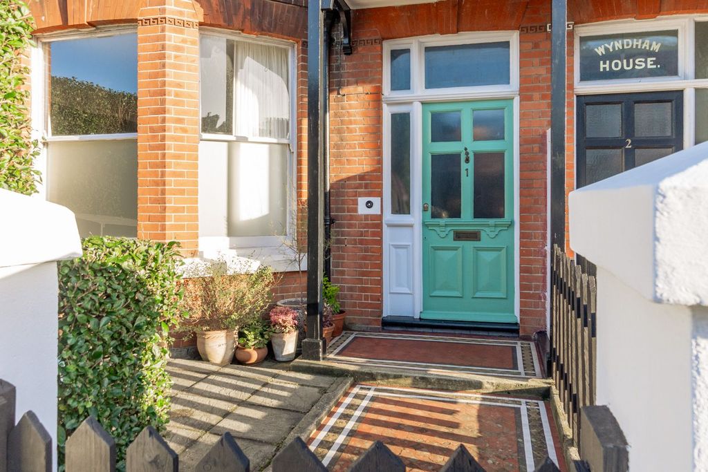 Property photo 2 of 20