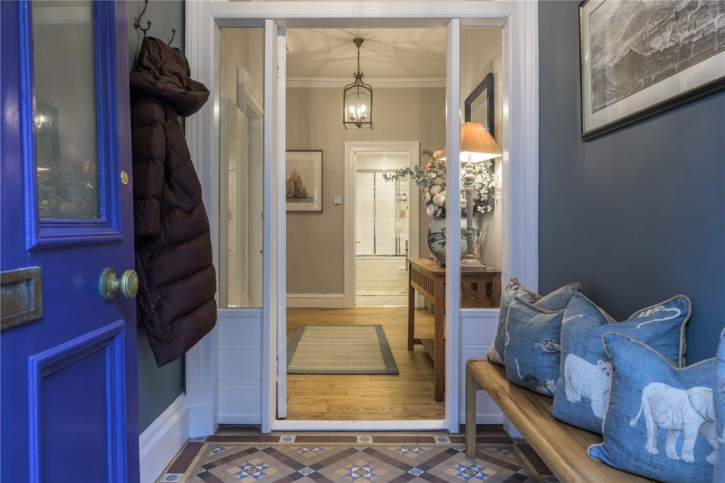 Property photo 2 of 22 Vestibule