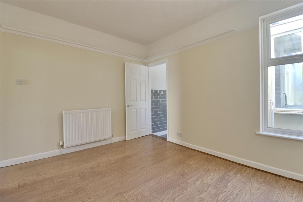 Property photo 3 of 17 A4258660-B9F2-4C16-94C9-Bed650151B1D_1_201_A.Jpeg