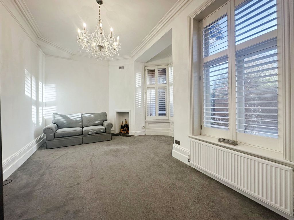Property photo 3 of 7 Lounge