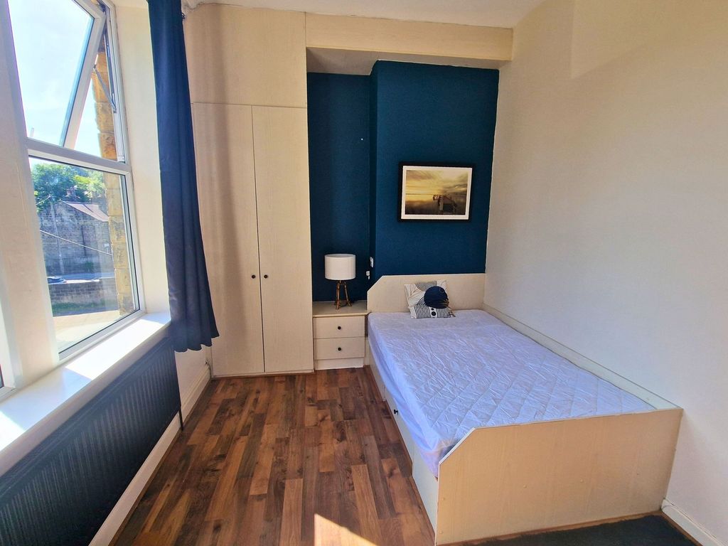 Property photo 3 of 20 Bright Single Bedroom With Large Sash Window, Wood...
