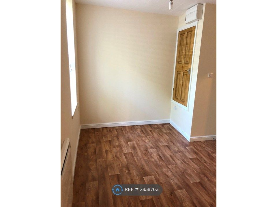 Property photo 3 of 6 Bed Area