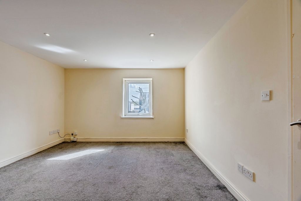 Property photo 2 of 12 Pbox-Img.Jpg