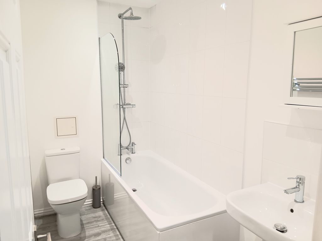 Property photo 1 of 8 Bathroom
