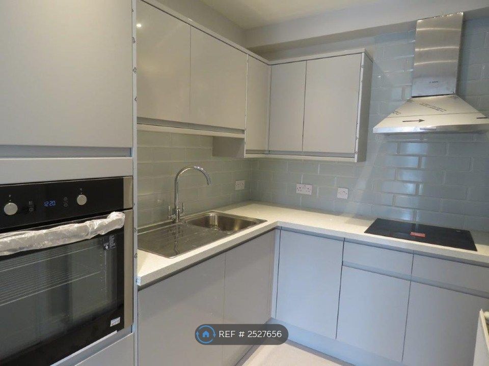 Property photo 3 of 10 Kitchen